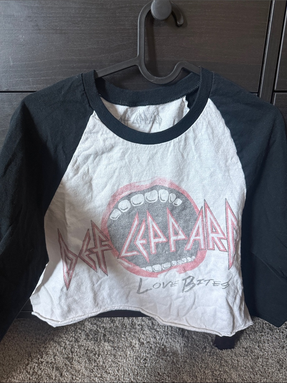 Women crop top Raglan Tee in Black & White